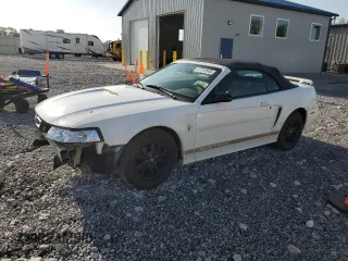 2002 Ford Mustang Deluxe z VIN 1FAFP44402F179317, wystawiony jako Copart lot #57318545 z przebiegiem 168 474 mil mil oraz Szkoda całkowita • Salvage title. Historia ofert i sprzedaży dostępna na DreamBid. Obrazek 1.