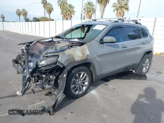 2019 Jeep Cherokee Latitude Plus z VIN 1C4PJLLB6KD469762, wystawiony jako IAAI lot #41621194 z przebiegiem Nie podano mil oraz . Historia ofert i sprzedaży dostępna na DreamBid. Obrazek 2.