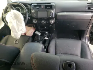 2018 Toyota 4Runner SR5 z VIN JTEBU5JR6J5485820, wystawiony jako Copart lot #57053075 z przebiegiem Nie podano mil oraz Szkoda całkowita • Salvage title. Historia ofert i sprzedaży dostępna na DreamBid. Obrazek 8.