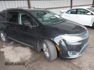 2018 Chrysler Pacifica Touring L z VIN 2C4RC1BG8JR211405, wystawiony jako IAAI lot #42301088 z przebiegiem 92 876 mil mil oraz . Historia ofert i sprzedaży dostępna na DreamBid. Obrazek 1.