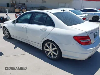 2013 Mercedes-Benz C 250 Sport z VIN WDDGF4HB7DA784290, wystawiony jako IAAI lot #42101430 z przebiegiem 135 886 mil mil oraz . Historia ofert i sprzedaży dostępna na DreamBid. Obrazek 3.