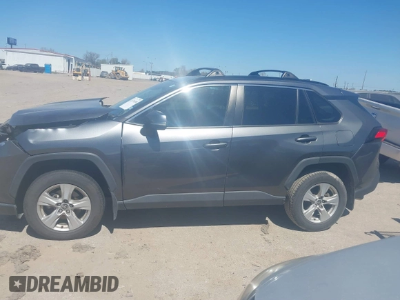 2021 Toyota RAV4 XLE with VIN 2T3W1RFV8MC118377, listed as a IAAI auction lot 41776108 with 80,217 mi miles. Bid and sale history available at carsss.com. Image 13.