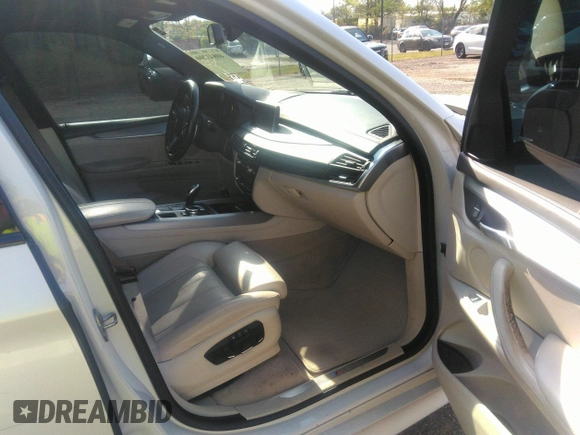 2014 BMW X5 xDrive35i with VIN 5UXKR0C56E0H18800, listed as a IAAI auction lot 40843200 with 129,991 mi miles. Bid and sale history available at carsss.com. Image 5.
