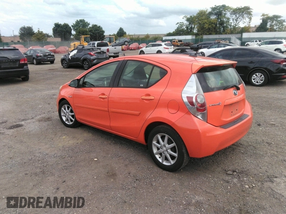 2013 Toyota Prius One z VIN JTDKDTB34D1033086, wystawiony jako IAAI lot #40364357 z przebiegiem 96 948 mil mil oraz . Historia ofert i sprzedaży dostępna na DreamBid. Obrazek 3.