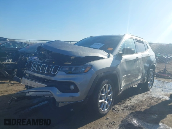 2023 Jeep Compass Latitude Lux z VIN 3C4NJDFN4PT530739, wystawiony jako IAAI lot #42038351 z przebiegiem 32 574 mil mil oraz . Historia ofert i sprzedaży dostępna na DreamBid. Obrazek 2.