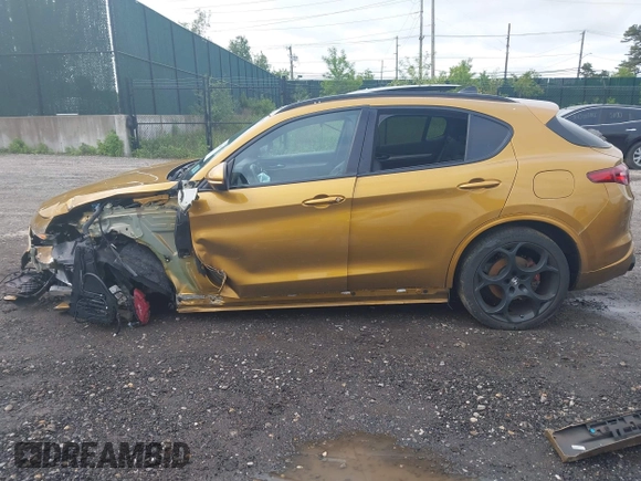 2022 Alfa Romeo Stelvio Veloce z VIN ZASPAKBNXN7D26328, wystawiony jako IAAI lot #42326409 z przebiegiem 42 494 mil mil oraz . Historia ofert i sprzedaży dostępna na DreamBid. Obrazek 14.