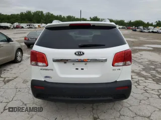 2013 Kia Sorento EX z VIN 5XYKUDA24DG411065, wystawiony jako Copart lot #55060245 z przebiegiem 171 799 mil mil oraz Czysty tytuł • Clean title. Historia ofert i sprzedaży dostępna na DreamBid. Obrazek 6.
