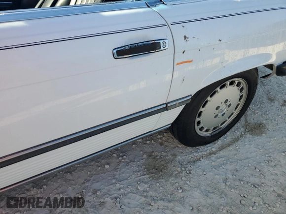 1989 Mercedes-Benz 560 SL с VIN WDBBA48D4KA104474, выставлен на аукционе Copart как лот 76584374 с пробегом 118 252 миль миль и Списание • Salvage title. История ставок и продаж доступна на DreamBid. Изображение 12.