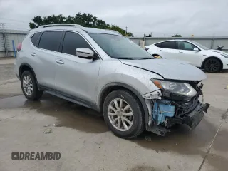 2020 Nissan Rogue S z VIN 5N1AT2MT6LC711311, wystawiony jako Copart lot #54567145 z przebiegiem 77 417 mil mil oraz Szkoda całkowita • Salvage title. Historia ofert i sprzedaży dostępna na DreamBid. Obrazek 4.