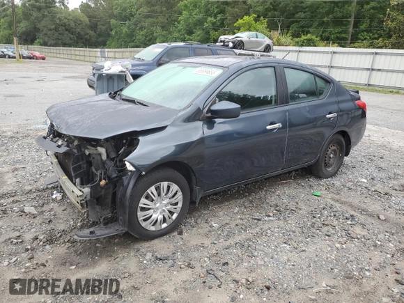 2015 Nissan Versa SV z VIN 3N1CN7AP8FL832042, wystawiony jako Copart lot #55859655 z przebiegiem 157 949 mil mil oraz Szkoda całkowita • Salvage title. Historia ofert i sprzedaży dostępna na DreamBid. Obrazek 1.