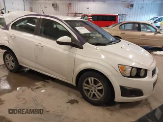 2012 Chevrolet Sonic LT z VIN 1G1JC5SH3C4105827, wystawiony jako IAAI lot #41580695 z przebiegiem 193 398 mil mil oraz . Historia ofert i sprzedaży dostępna na DreamBid. Obrazek 1.