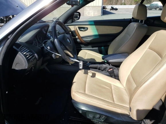 2011 BMW 1 Series 128i z VIN WBAUN1C58BVH83316, wystawiony jako Copart lot #52427935 z przebiegiem 89 781 mil mil oraz Szkoda całkowita • Salvage title. Historia ofert i sprzedaży dostępna na DreamBid. Obrazek 7.