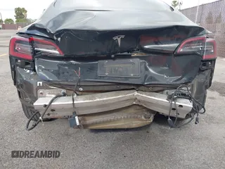 2019 Tesla Model 3 Mid Range z VIN 5YJ3E1EA4KF361967, wystawiony jako IAAI lot #42261724 z przebiegiem 89 902 mil mil oraz . Historia ofert i sprzedaży dostępna na DreamBid. Obrazek 6.