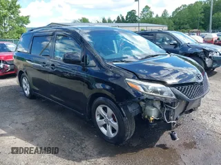 2012 Toyota Sienna SE z VIN 5TDXK3DC2CS258374, wystawiony jako IAAI lot #42187448 z przebiegiem 134 898 mil mil oraz . Historia ofert i sprzedaży dostępna na DreamBid. Obrazek 1.