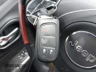 2021 Jeep Cherokee Altitude z VIN 1C4PJLLB0MD155026, wystawiony jako IAAI lot #42204298 z przebiegiem 63 491 mil mil oraz . Historia ofert i sprzedaży dostępna na DreamBid. Obrazek 11.