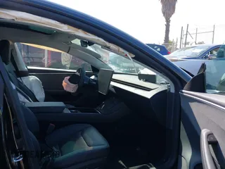 2025 Tesla Model 3 Long Range z VIN 5YJ3E1EA3SF981743, wystawiony jako IAAI lot #42352588 z przebiegiem Nie podano mil oraz . Historia ofert i sprzedaży dostępna na DreamBid. Obrazek 5.