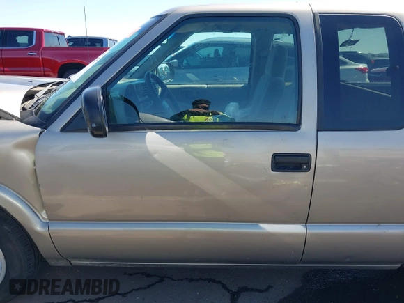 2000 GMC Sonoma SLS z VIN 1GTCS19W5Y8227668, wystawiony jako IAAI lot #41834733 z przebiegiem Nie podano mil oraz . Historia ofert i sprzedaży dostępna na DreamBid. Obrazek 15.