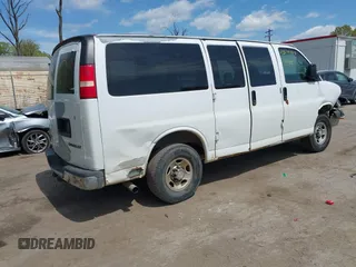 2005 Chevrolet Express Passenger z VIN 1GAHG35U051181753, wystawiony jako IAAI lot #42074333 z przebiegiem 335 090 mil mil oraz . Historia ofert i sprzedaży dostępna na DreamBid. Obrazek 4.