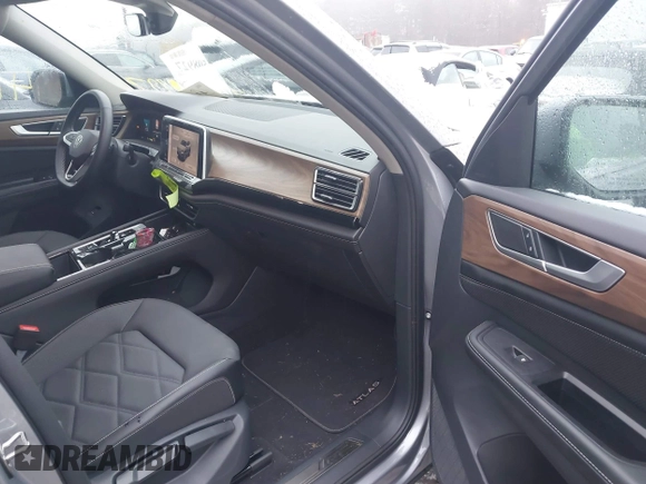 2024 Volkswagen Atlas SE z VIN 1V2HR2CA5RC573575, wystawiony jako IAAI lot #41508927 z przebiegiem 2 647 mil mil oraz . Historia ofert i sprzedaży dostępna na DreamBid. Obrazek 5.