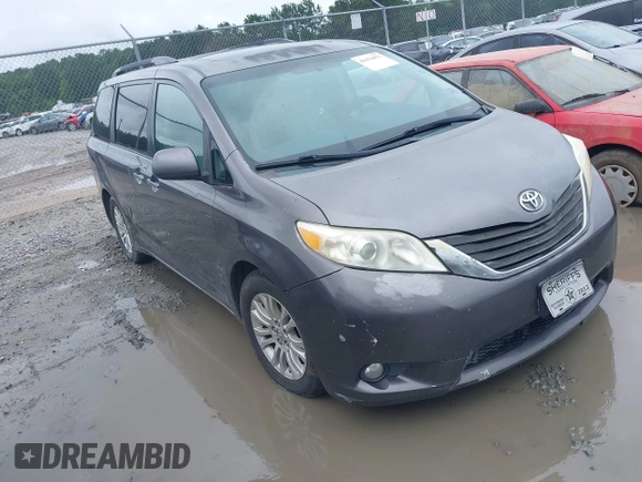 2011 Toyota Sienna XLE AAS z VIN 5TDYK3DC9BS114078, wystawiony jako IAAI lot #42434853 z przebiegiem 301 384 mil mil oraz . Historia ofert i sprzedaży dostępna na DreamBid. Obrazek 1.