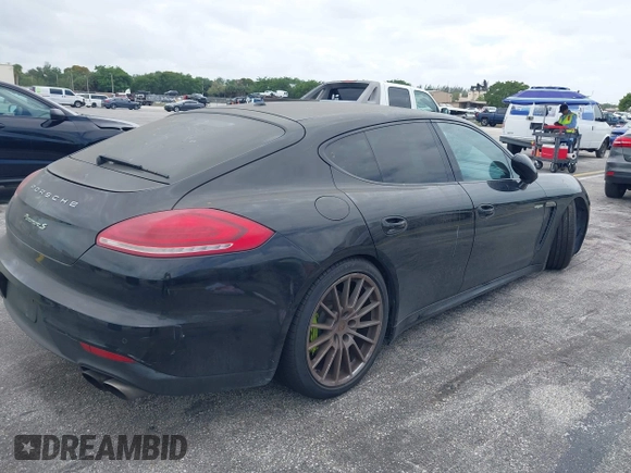 2015 Porsche Panamera S E-Hybrid z VIN WP0AD2A72FL040703, wystawiony jako IAAI lot #41937431 z przebiegiem 77 933 mil mil oraz . Historia ofert i sprzedaży dostępna na DreamBid. Obrazek 4.