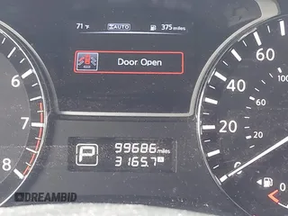 2015 Nissan Pathfinder S z VIN 5N1AR2MM3FC675623, wystawiony jako IAAI lot #42697236 z przebiegiem 99 686 mil mil oraz . Historia ofert i sprzedaży dostępna na DreamBid. Obrazek 16.