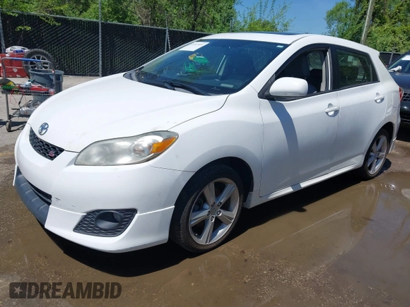 2009 Toyota Matrix S z VIN 2T1LE40E09C009673, wystawiony jako IAAI lot #42157031 z przebiegiem 185 656 mil mil oraz . Historia ofert i sprzedaży dostępna na DreamBid. Obrazek 2.