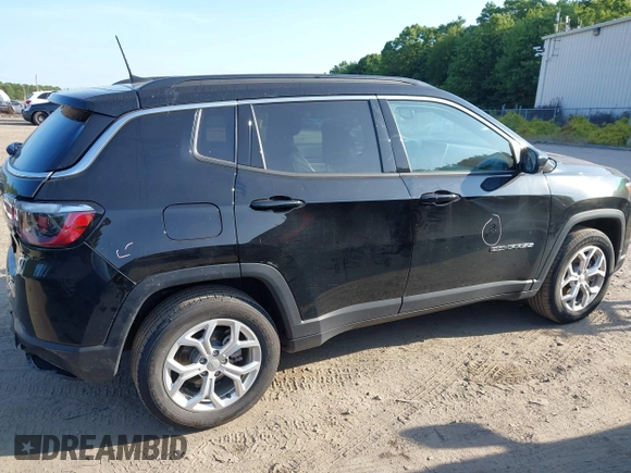 2024 Jeep Compass Latitude z VIN 3C4NJDBN9RT117417, wystawiony jako IAAI lot #42809682 z przebiegiem 34 407 mil mil oraz . Historia ofert i sprzedaży dostępna na DreamBid. Obrazek 14.