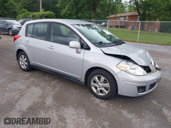 2012 Nissan Versa S z VIN 3N1BC1CP3CK267230, wystawiony jako IAAI lot #42369856 z przebiegiem 200 971 mil mil oraz . Historia ofert i sprzedaży dostępna na DreamBid. Obrazek 1.