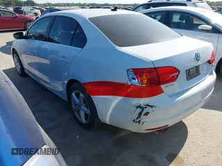 2014 Volkswagen Jetta SE z VIN 3VWD07AJ1EM281910, wystawiony jako IAAI lot #42823665 z przebiegiem 86 182 mil mil oraz . Historia ofert i sprzedaży dostępna na DreamBid. Obrazek 3.