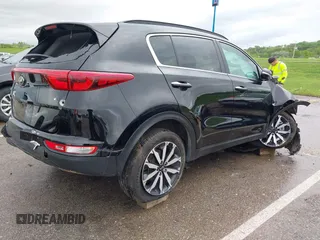 2018 Kia Sportage EX z VIN KNDPN3AC8J7382796, wystawiony jako IAAI lot #42161431 z przebiegiem 42 666 mil mil oraz . Historia ofert i sprzedaży dostępna na DreamBid. Obrazek 4.