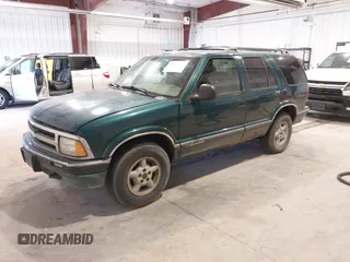 1997 Chevrolet Blazer LS z VIN 1GNDT13W9V2208184, wystawiony jako IAAI lot #42156700 z przebiegiem 251 216 mil mil oraz . Historia ofert i sprzedaży dostępna na DreamBid. Obrazek 2.