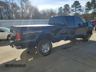 2001 Ford Super Duty F-250 XL with VIN 1FTNX20F11EB60992, listed as a Copart auction lot 88501795 with 136,557 mi miles and Salvage Title. Bid and sale history available at carsss.com. Image 3.