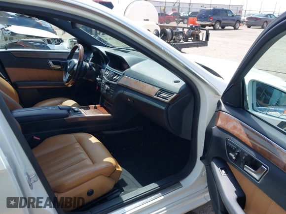 2013 Mercedes-Benz E 350 Luxury z VIN WDDHF5KB3DA737096, wystawiony jako IAAI lot #42378436 z przebiegiem 108 392 mil mil oraz . Historia ofert i sprzedaży dostępna na DreamBid. Obrazek 5.