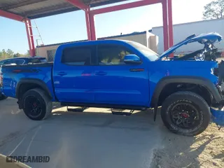 2019 Toyota Tacoma 4WD SR with VIN 5TFCZ5AN9KX197898, listed as a IAAI auction lot 41304019 with 111,995 mi miles. Bid and sale history available at carsss.com. Image 13.