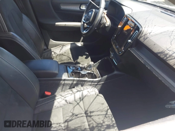 2022 Volvo XC40 R-Design with VIN YV4162UM1N2739706, listed as a IAAI auction lot 42193001 with 15,579 mi miles and . Bid and sale history available at DreamBid. Image 5.