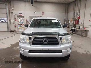 2005 Toyota Tacoma PreRunner z VIN 5TETU62N15Z064813, wystawiony jako IAAI lot #41353526 z przebiegiem 172 318 mil mil oraz . Historia ofert i sprzedaży dostępna na DreamBid. Obrazek 12.