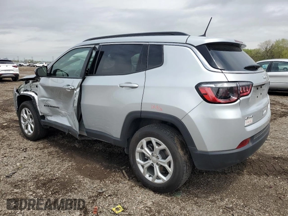 2024 Jeep Compass Latitude z VIN 3C4NJDBN7RT107047, wystawiony jako Copart lot #55265515 z przebiegiem 27 017 mil mil oraz Szkoda całkowita • Salvage title. Historia ofert i sprzedaży dostępna na DreamBid. Obrazek 2.