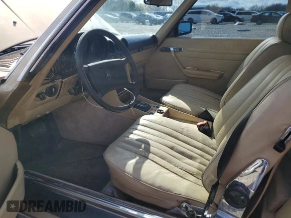 1983 Mercedes-Benz 380 SL z VIN WDBBA45AXDB020618, wystawiony jako Copart lot #49071775 z przebiegiem 111 064 mil mil oraz Czysty tytuł • Clean title. Historia ofert i sprzedaży dostępna na DreamBid. Obrazek 7.