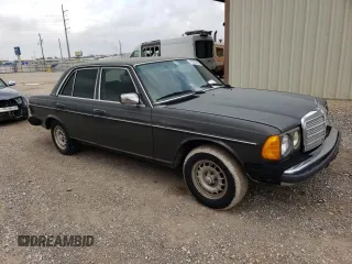 1984 Mercedes-Benz 300 300D-T with VIN WDBAB33A6EA136928, listed as a Copart auction lot 79703564 with 202,824 mi miles and Clean Title. Bid and sale history available at carsss.com. Image 4.