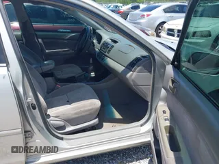 2002 Toyota Camry XLE z VIN 4T1BF32K42U531992, wystawiony jako IAAI lot #42294926 z przebiegiem 294 929 mil mil oraz . Historia ofert i sprzedaży dostępna na DreamBid. Obrazek 5.