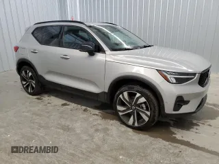 2025 Volvo XC40 Plus Dark Theme z VIN YV4L12UC2S2511031, wystawiony jako Copart lot #54923745 z przebiegiem 7955 mil mil oraz Szkody całkowita. Historia ofert i sprzedaży dostępna na DreamBid. Obrazek 4.