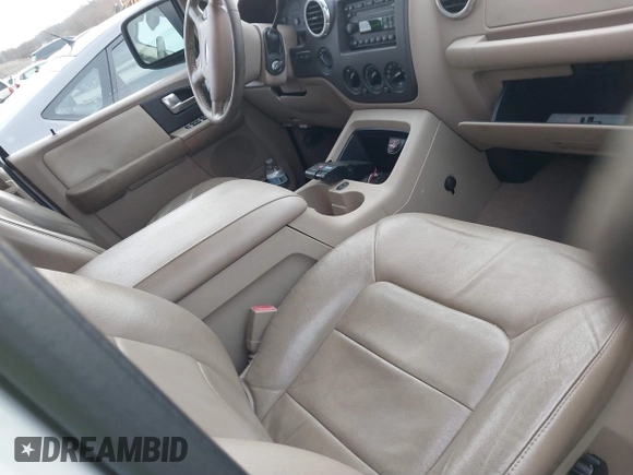 2004 Ford Expedition Special Service with VIN 1FMPU16L64LA70855, listed as a IAAI auction lot 41231282 with 221,560 mi miles. Bid and sale history available at carsss.com. Image 5.