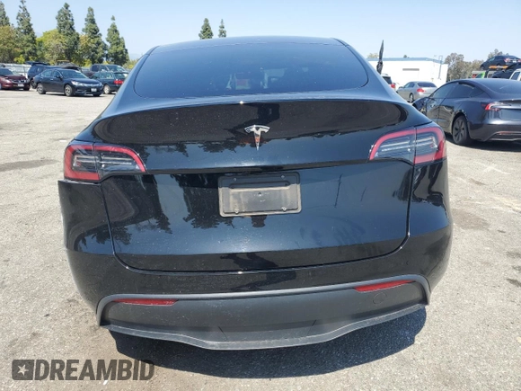 2024 Tesla Model Y z VIN 7SAYGDED8RF123516, wystawiony jako Copart lot #55354655 z przebiegiem 12 521 mil mil oraz Szkoda całkowita • Salvage title. Historia ofert i sprzedaży dostępna na DreamBid. Obrazek 6.