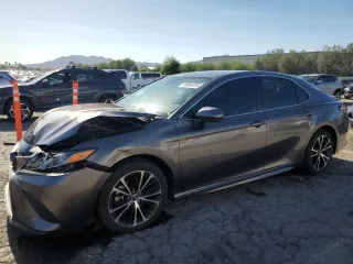 2020 Toyota Camry SE z VIN 4T1G11AK9LU880108, wystawiony jako Copart lot #56684335 z przebiegiem 47 043 mil mil oraz Szkoda całkowita • Salvage title. Historia ofert i sprzedaży dostępna na DreamBid. Obrazek 1.