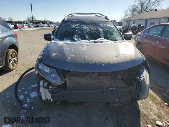 2014 Nissan Rogue S z VIN 5N1AT2MT9EC817027, wystawiony jako Copart lot #88221235 z przebiegiem Nie podano mil oraz Szkoda całkowita • Salvage title. Historia ofert i sprzedaży dostępna na DreamBid. Obrazek 5.