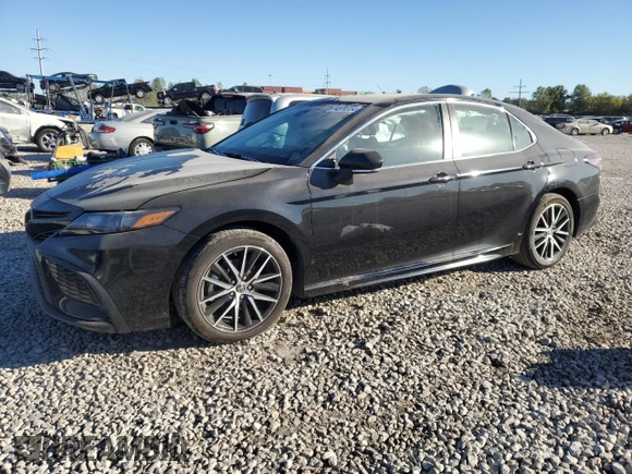 2023 Toyota Camry SE with VIN 4T1G11AK1PU816067, listed as a Copart auction lot 74574154 with 21,372 mi miles and Salvage Title. Bid and sale history available at carsss.com. Image 1.