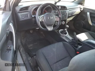 2012 Scion tC z VIN JTKJF5C71C3029365, wystawiony jako Copart lot #53423875 z przebiegiem 121 943 mil mil oraz Szkody całkowita. Historia ofert i sprzedaży dostępna na DreamBid. Obrazek 8.