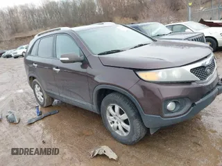 2011 Kia Sorento LX with VIN 5XYKT4A15BG158099, listed as a IAAI auction lot 41641344 with 171,289 mi miles. Bid and sale history available at carsss.com. Image 1.