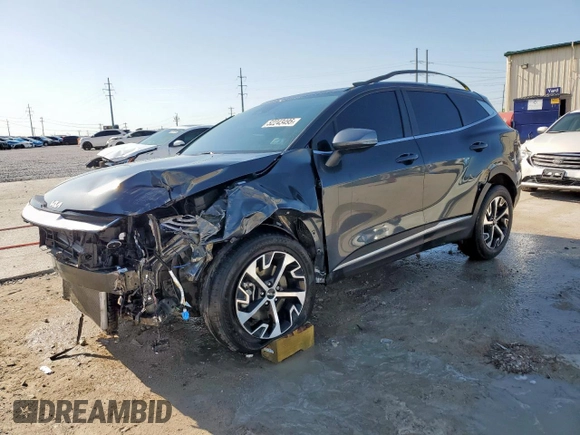 2023 Kia Sportage EX z VIN 5XYK33AF0PG026185, wystawiony jako Copart lot #52243495 z przebiegiem 58 019 mil mil oraz Nie do naprawy • Non repairable. Historia ofert i sprzedaży dostępna na DreamBid. Obrazek 1.